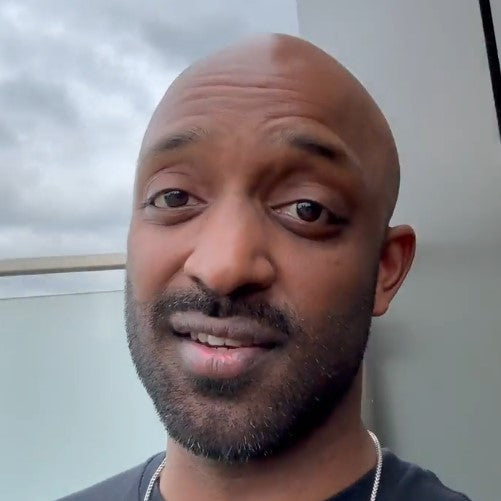 A man with a friendly expression is standing outside and looking directly at the camera, giving a review of Antioxi Cordyceps mushroom supplements.